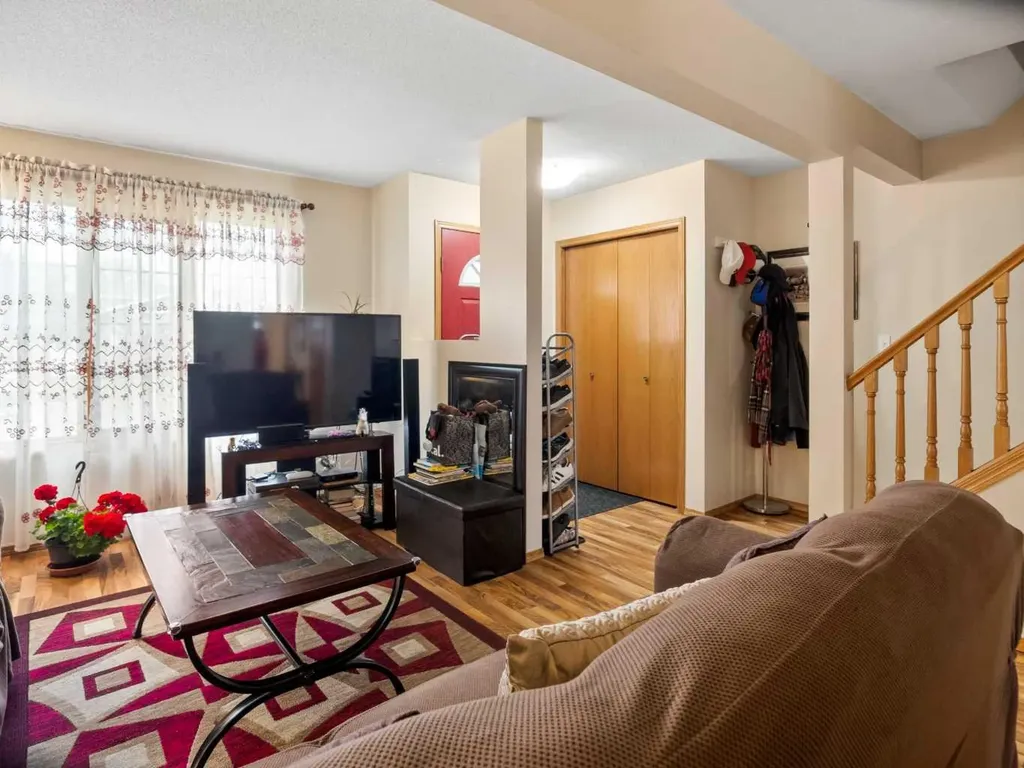 21 Dixon Crescent Red Deer AB T4R 2J1