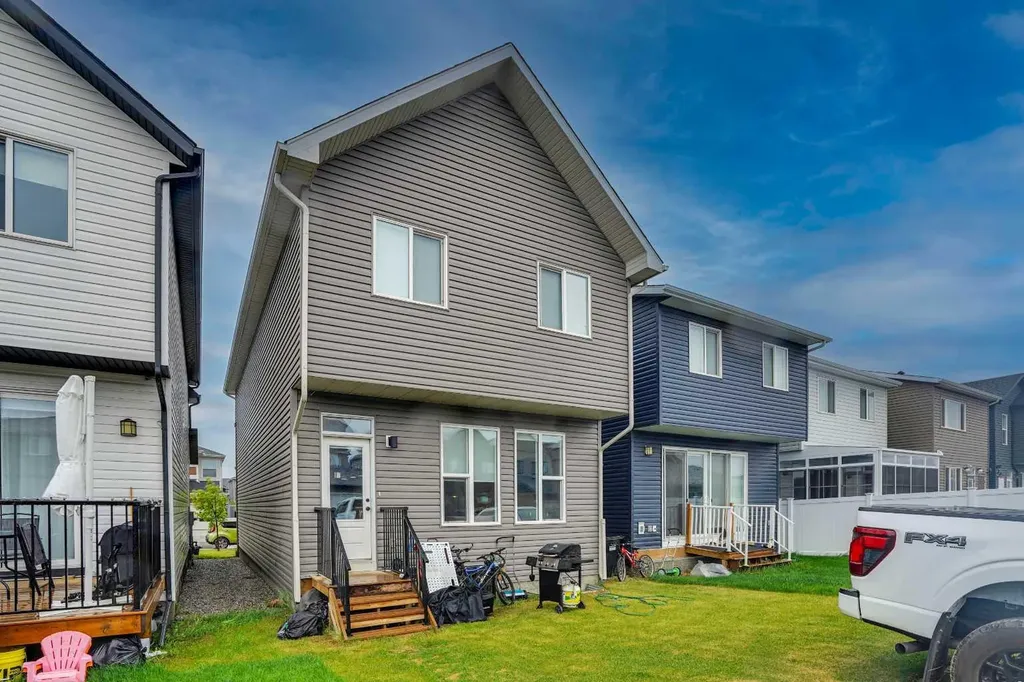 44 Seton Villas SE Calgary AB T3M 3G6