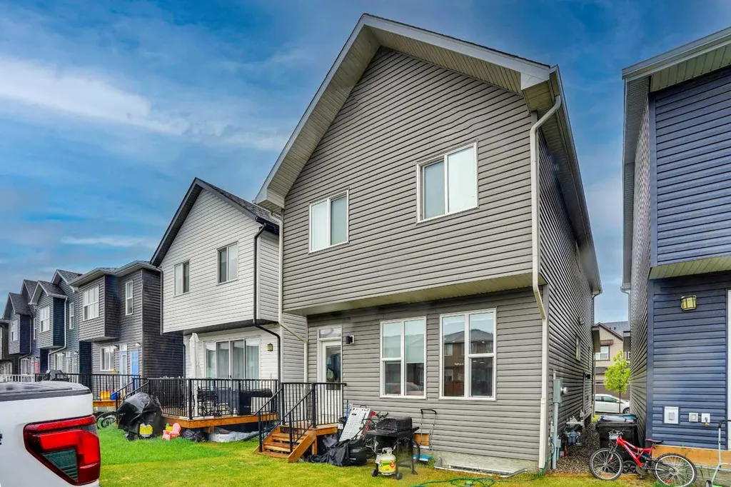 44 Seton Villas SE Calgary AB T3M 3G6