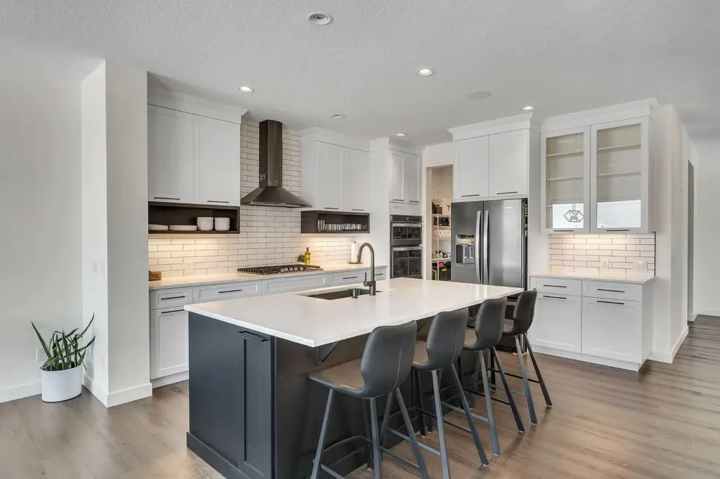 325 Crestmont Drive SW Calgary AB T3B 6G9