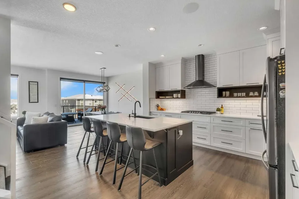 325 Crestmont Drive SW Calgary AB T3B 6G9