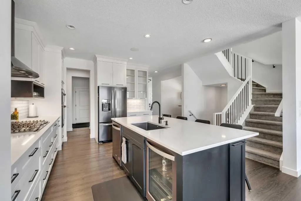 325 Crestmont Drive SW Calgary AB T3B 6G9
