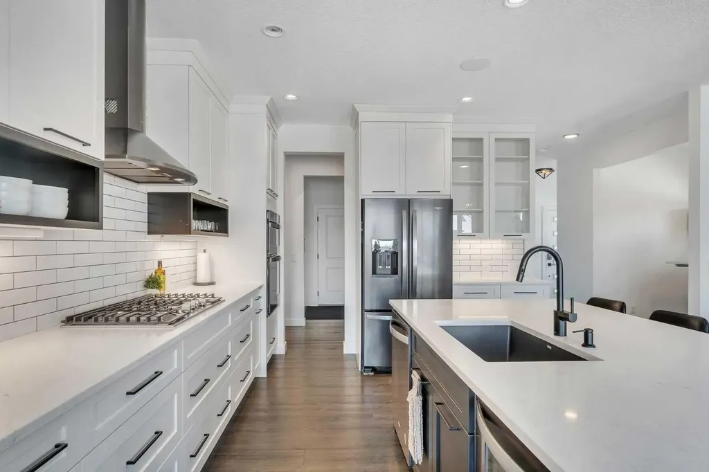 325 Crestmont Drive SW Calgary AB T3B 6G9