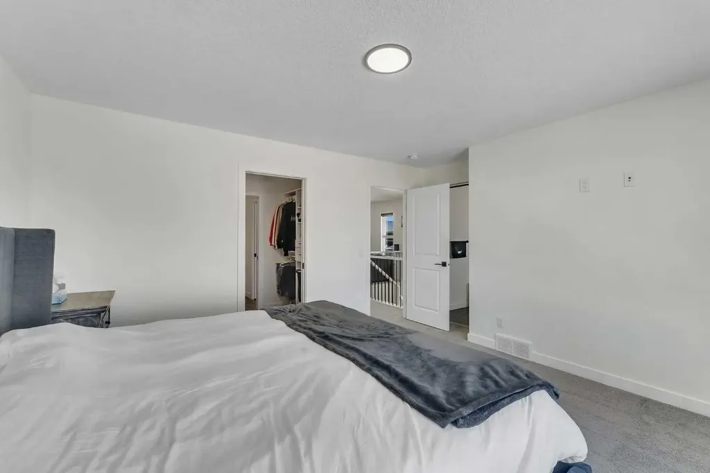 325 Crestmont Drive SW Calgary AB T3B 6G9