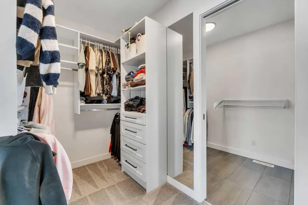 325 Crestmont Drive SW Calgary AB T3B 6G9
