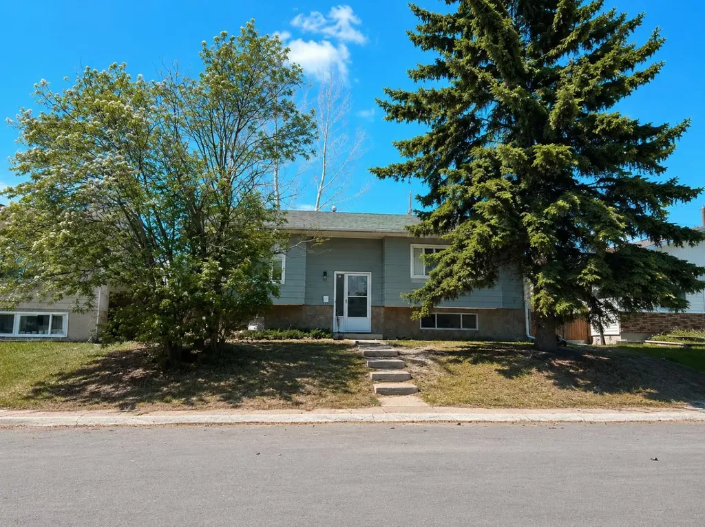 215 Penbrooke Way SE Calgary AB T2A 3S7