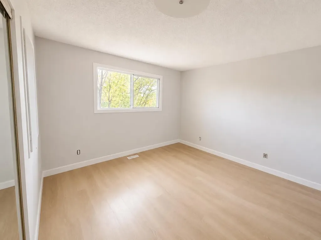 215 Penbrooke Way SE Calgary AB T2A 3S7