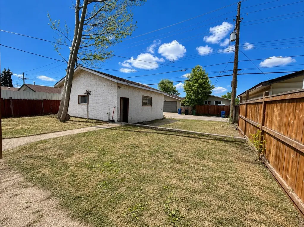 215 Penbrooke Way SE Calgary AB T2A 3S7