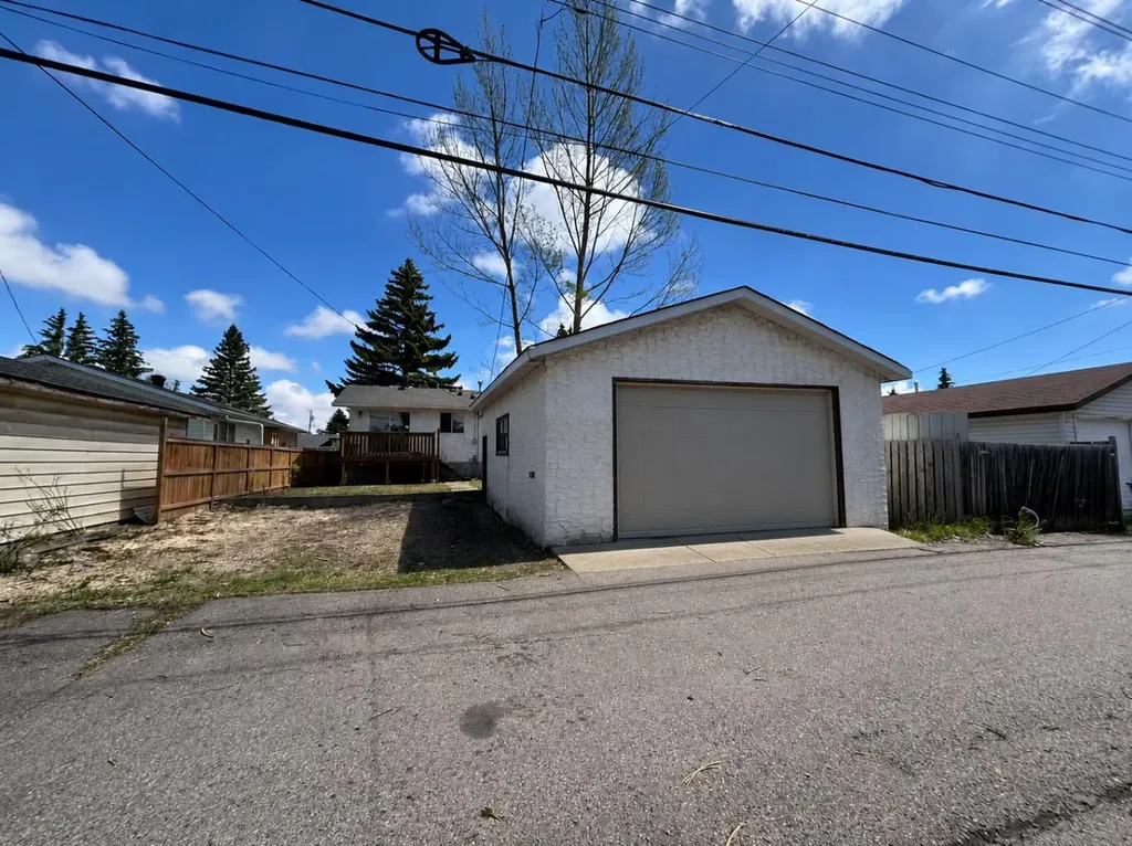 215 Penbrooke Way SE Calgary AB T2A 3S7