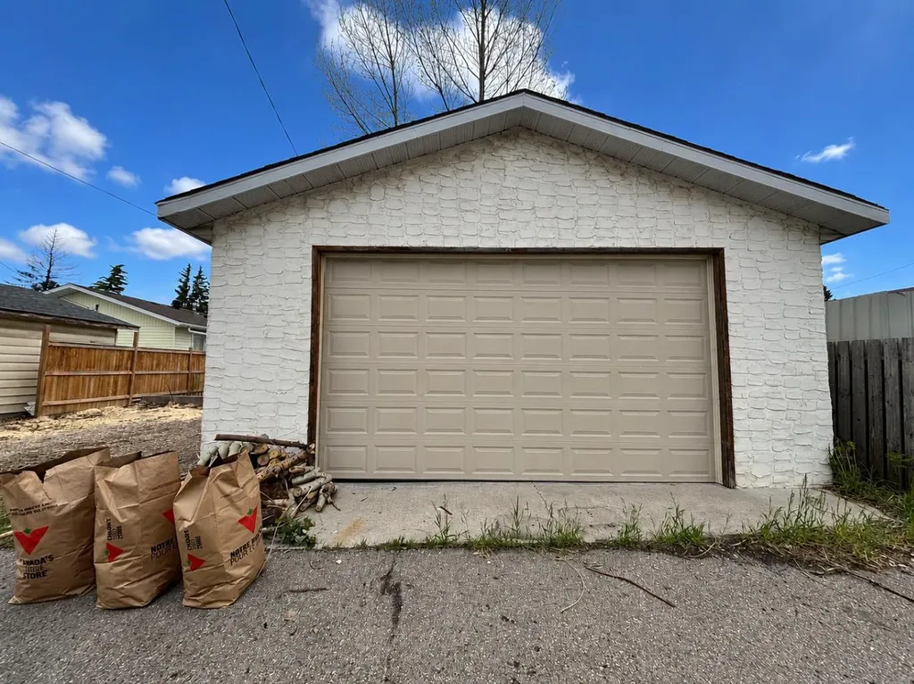 215 Penbrooke Way SE Calgary AB T2A 3S7