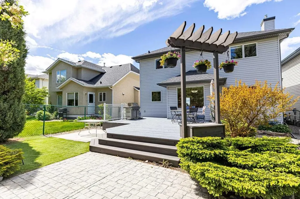 368 Sienna Park Drive SW Calgary AB T3H 3K3