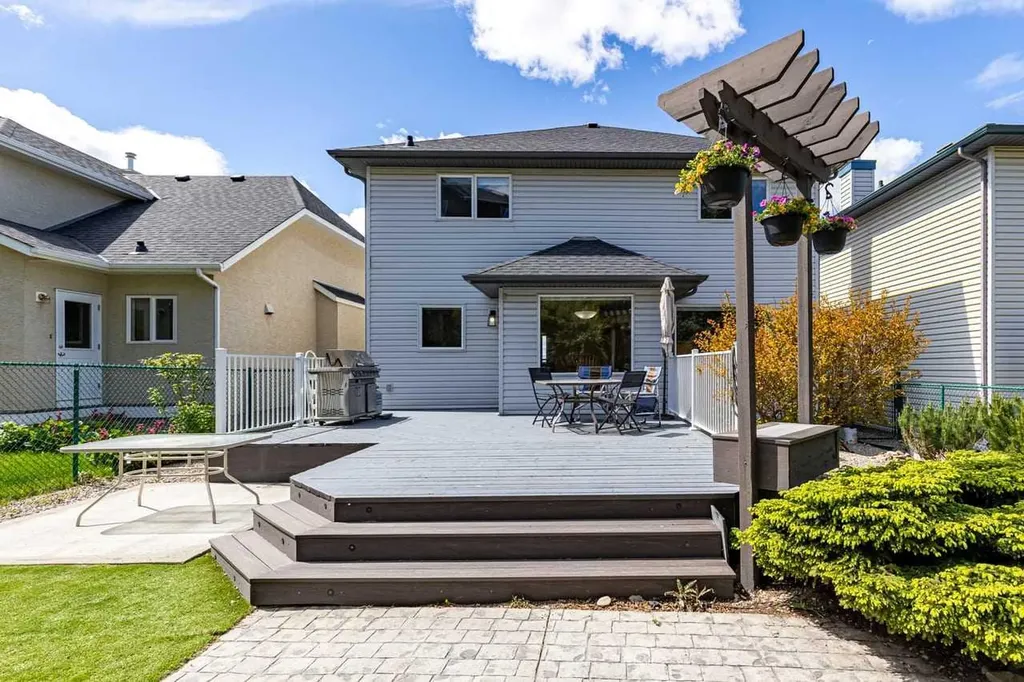 368 Sienna Park Drive SW Calgary AB T3H 3K3