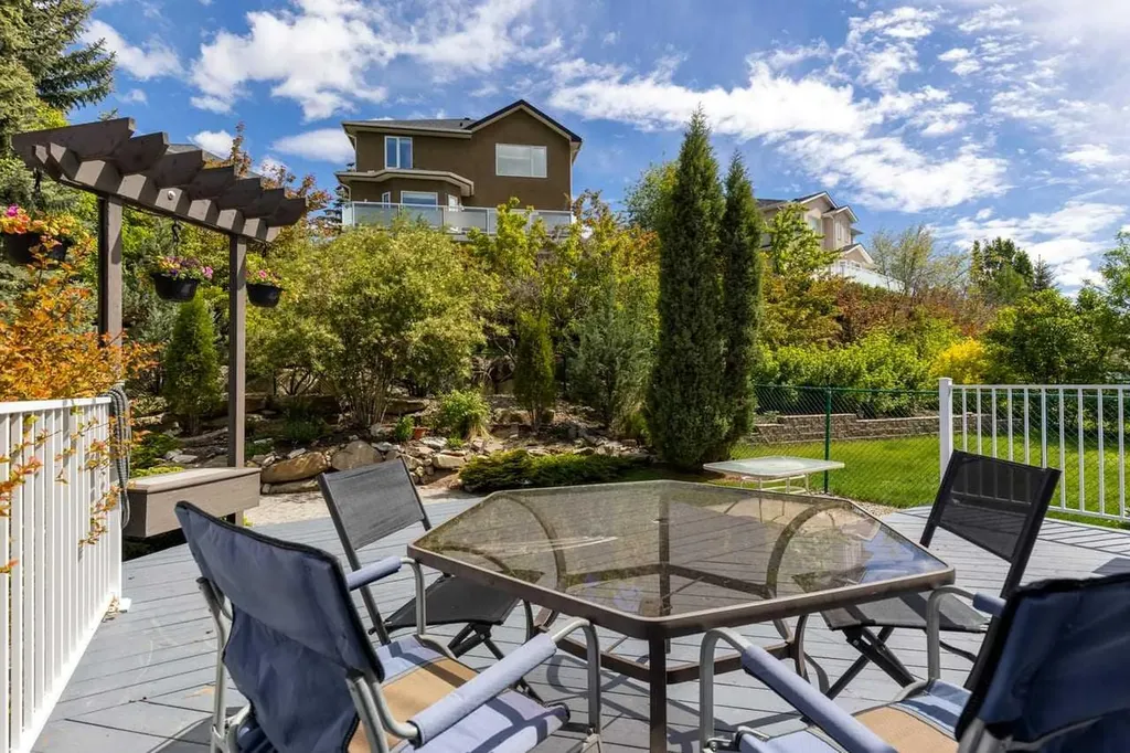368 Sienna Park Drive SW Calgary AB T3H 3K3