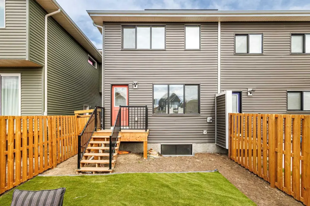 19825 45 Street SE Calgary AB T3M 3B5