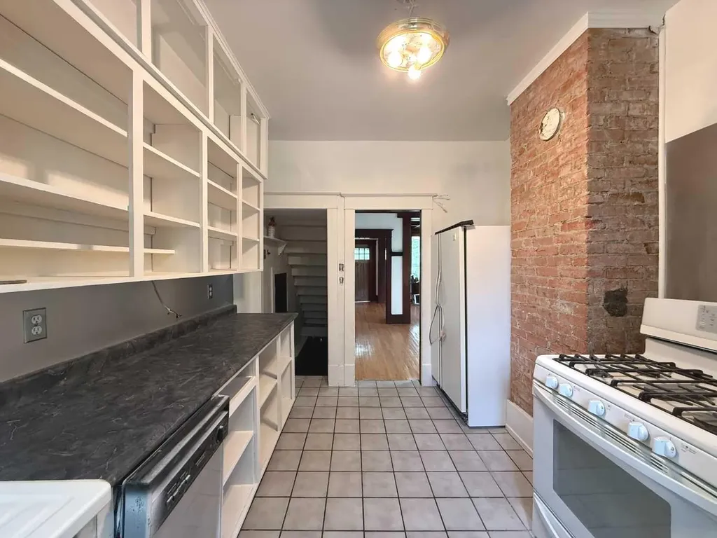 332 12 Avenue NW Calgary AB T2M 0C7