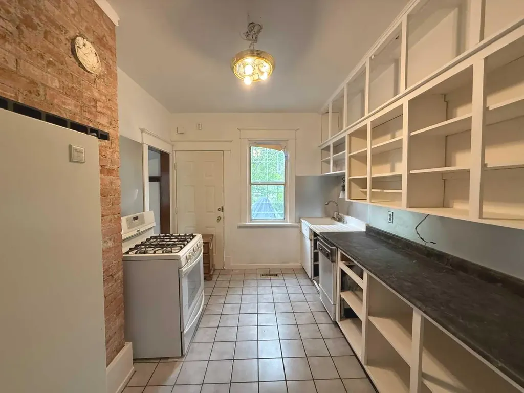 332 12 Avenue NW Calgary AB T2M 0C7