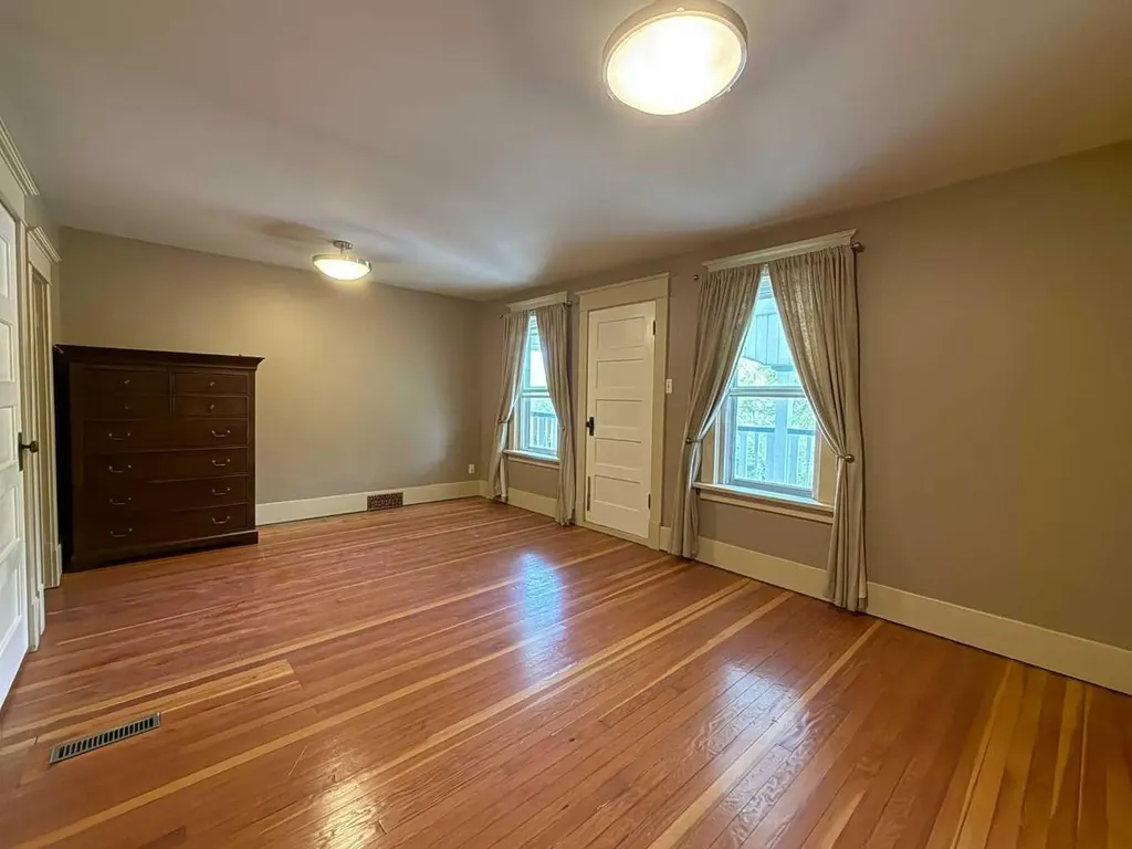 332 12 Avenue NW Calgary AB T2M 0C7