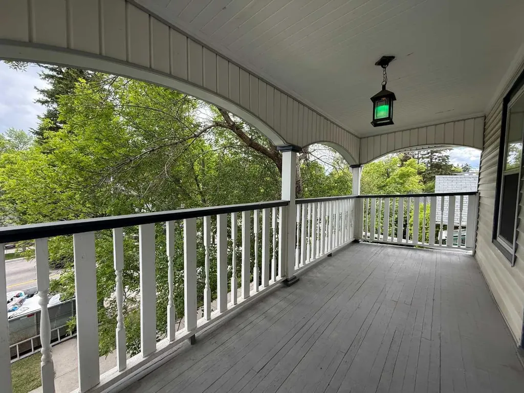 332 12 Avenue NW Calgary AB T2M 0C7