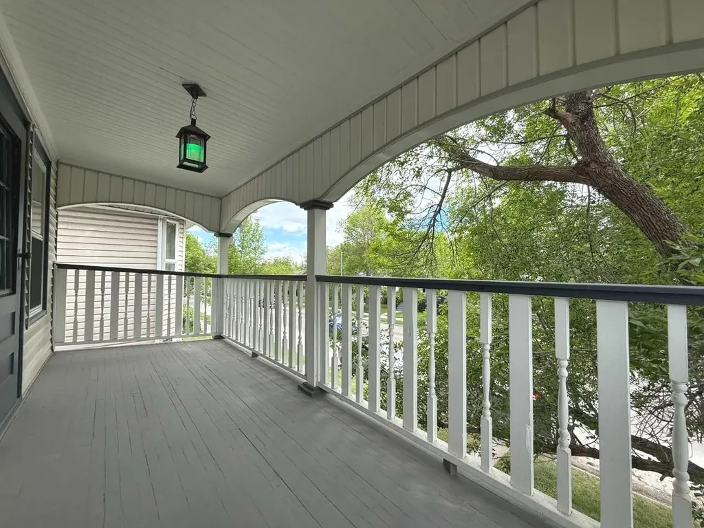 332 12 Avenue NW Calgary AB T2M 0C7