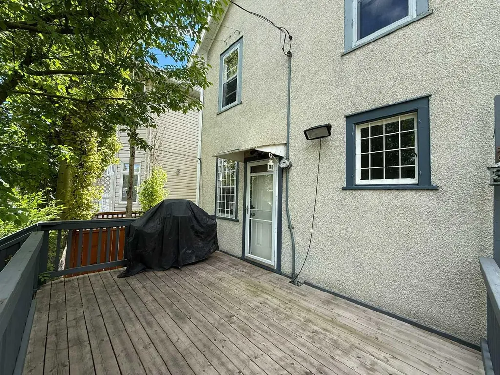 332 12 Avenue NW Calgary AB T2M 0C7