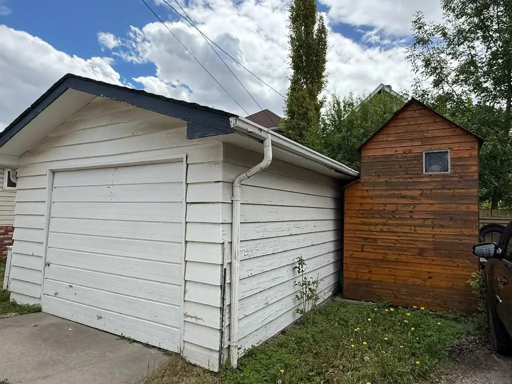 332 12 Avenue NW Calgary AB T2M 0C7