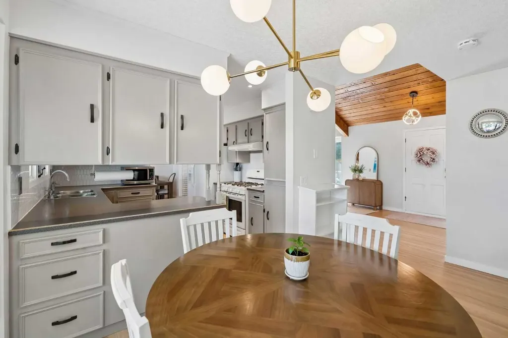 7 Brookpark Bay SW Calgary AB T2W 2R7