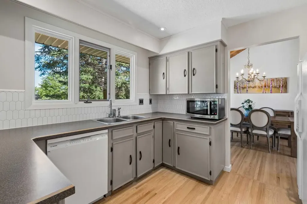 7 Brookpark Bay SW Calgary AB T2W 2R7