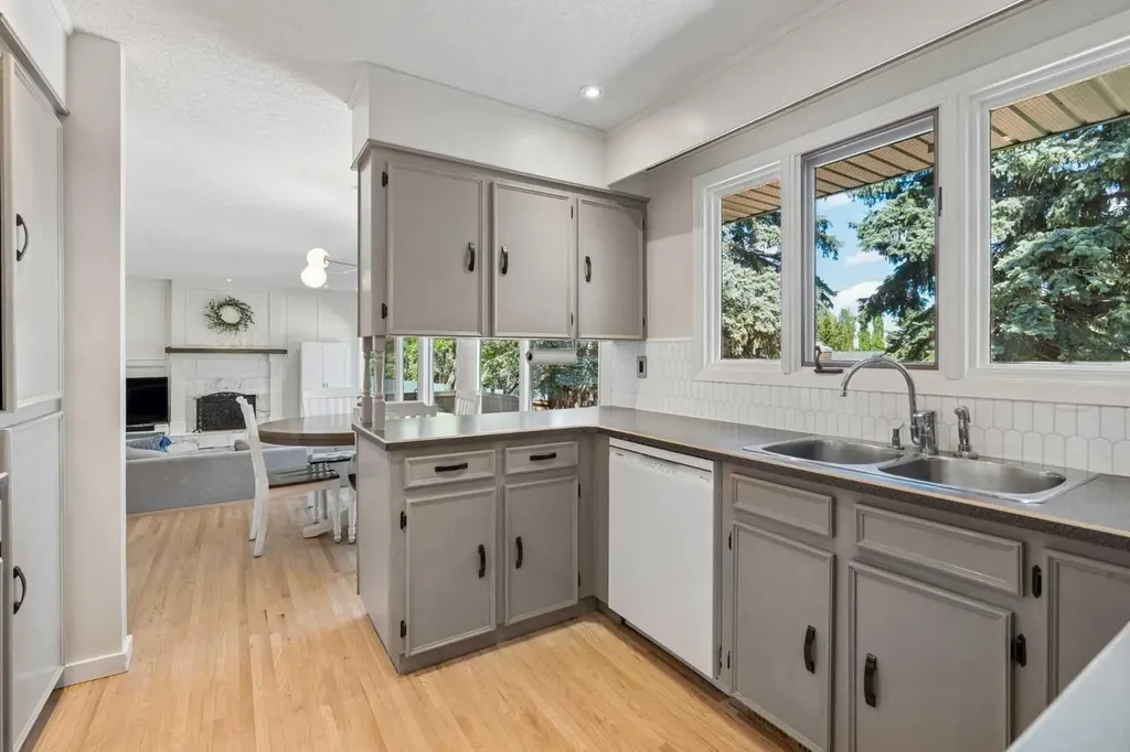 7 Brookpark Bay SW Calgary AB T2W 2R7
