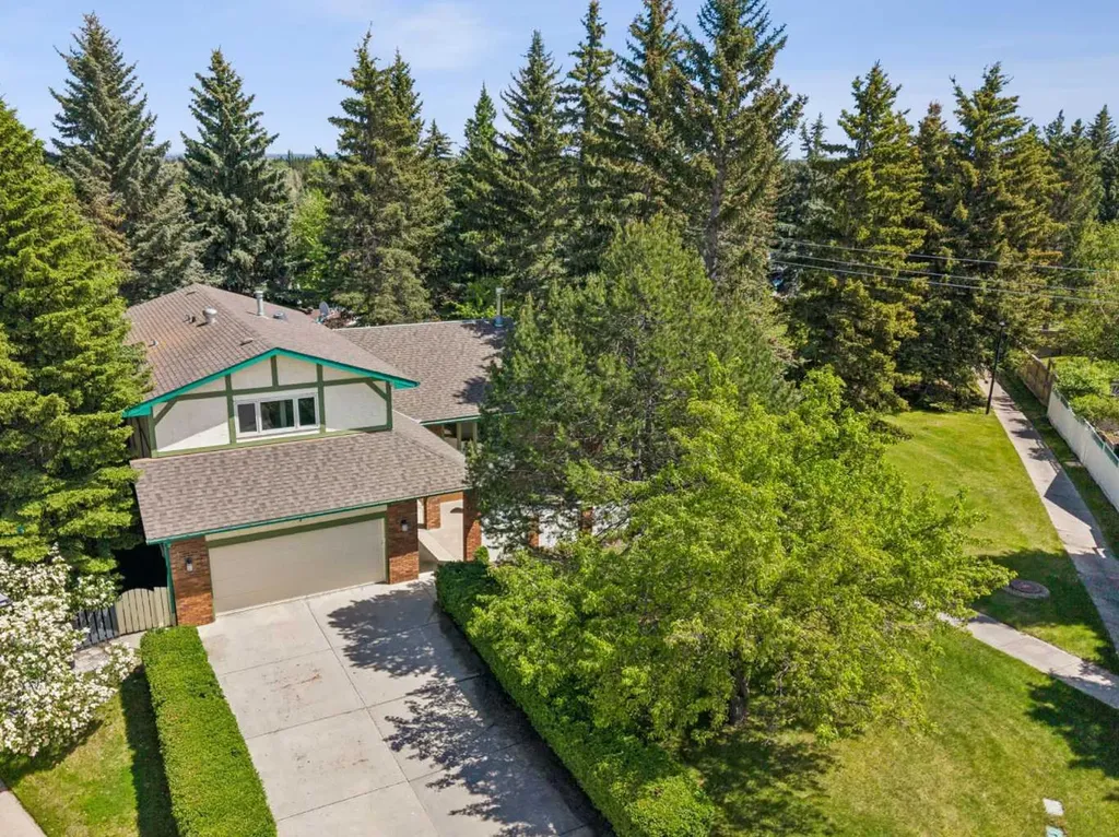 7 Brookpark Bay SW Calgary AB T2W 2R7