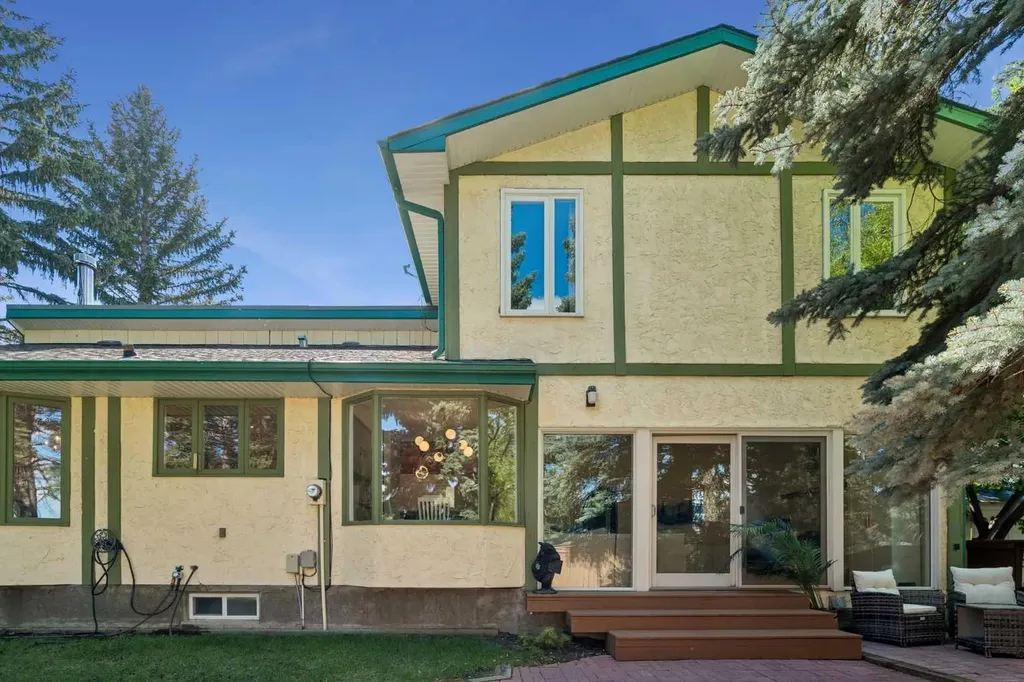 7 Brookpark Bay SW Calgary AB T2W 2R7