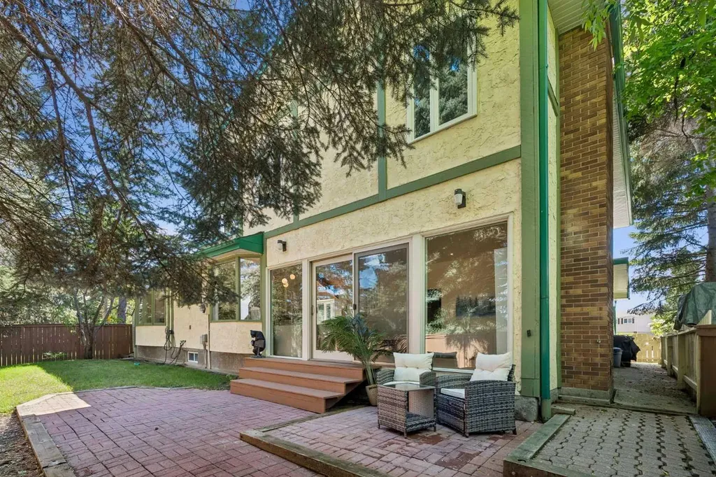 7 Brookpark Bay SW Calgary AB T2W 2R7