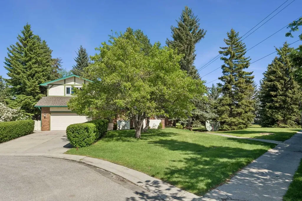 7 Brookpark Bay SW Calgary AB T2W 2R7