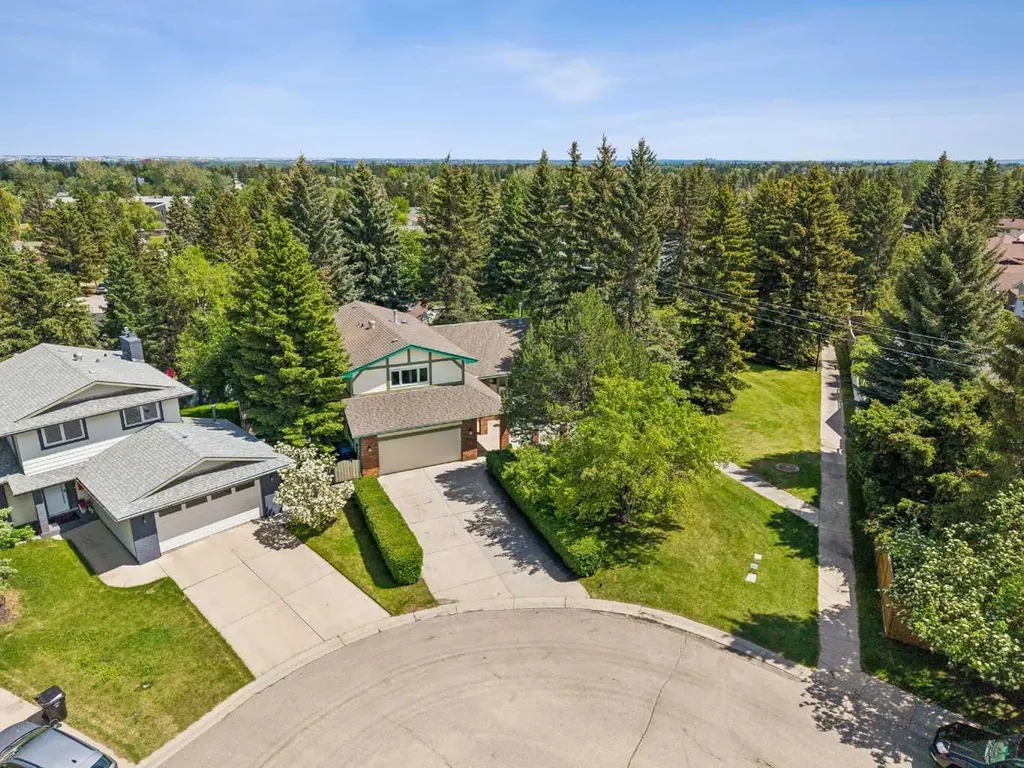 7 Brookpark Bay SW Calgary AB T2W 2R7