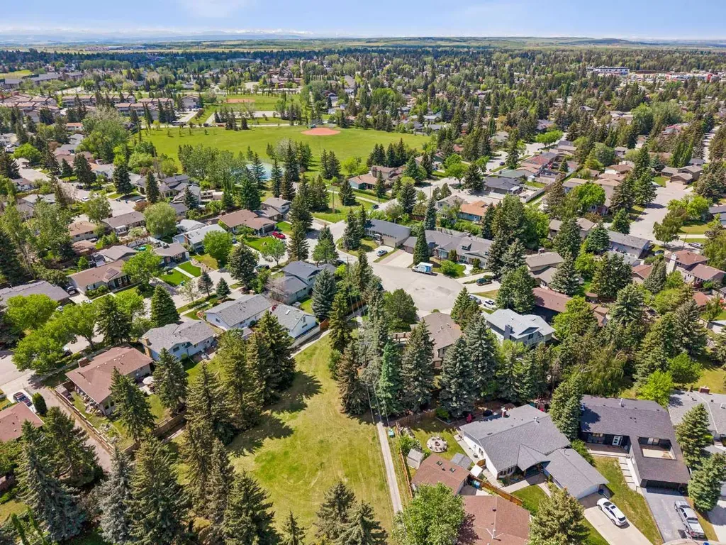 7 Brookpark Bay SW Calgary AB T2W 2R7