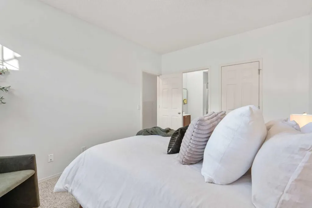 29 Springborough Boulevard SW Calgary AB T2H 5V7