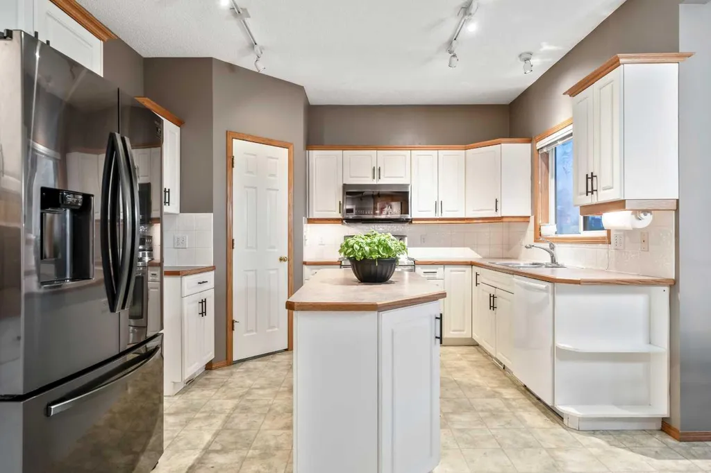 46 4 Street NE Langdon AB T0J 1X1