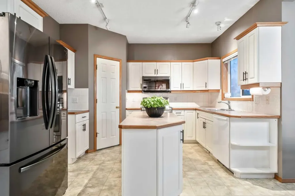 46 4 Street NE Langdon AB T0J 1X1