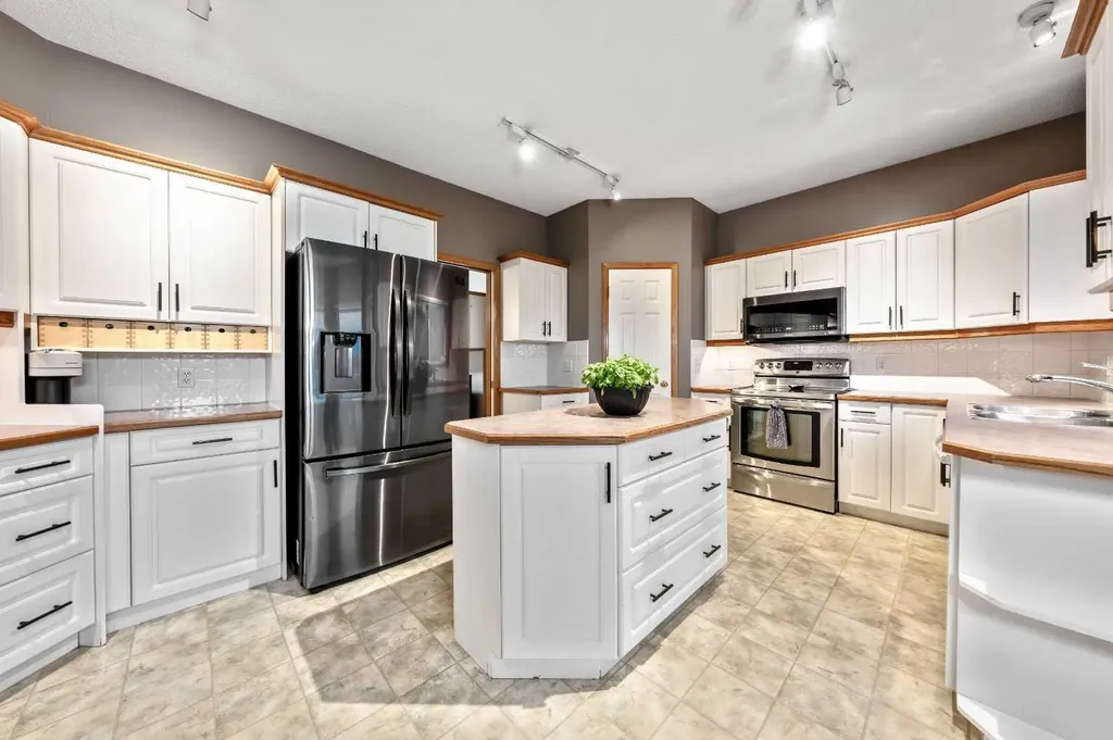 46 4 Street NE Langdon AB T0J 1X1