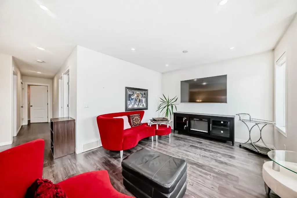 314 Reunion Heath NW Airdrie AB T4B0M5
