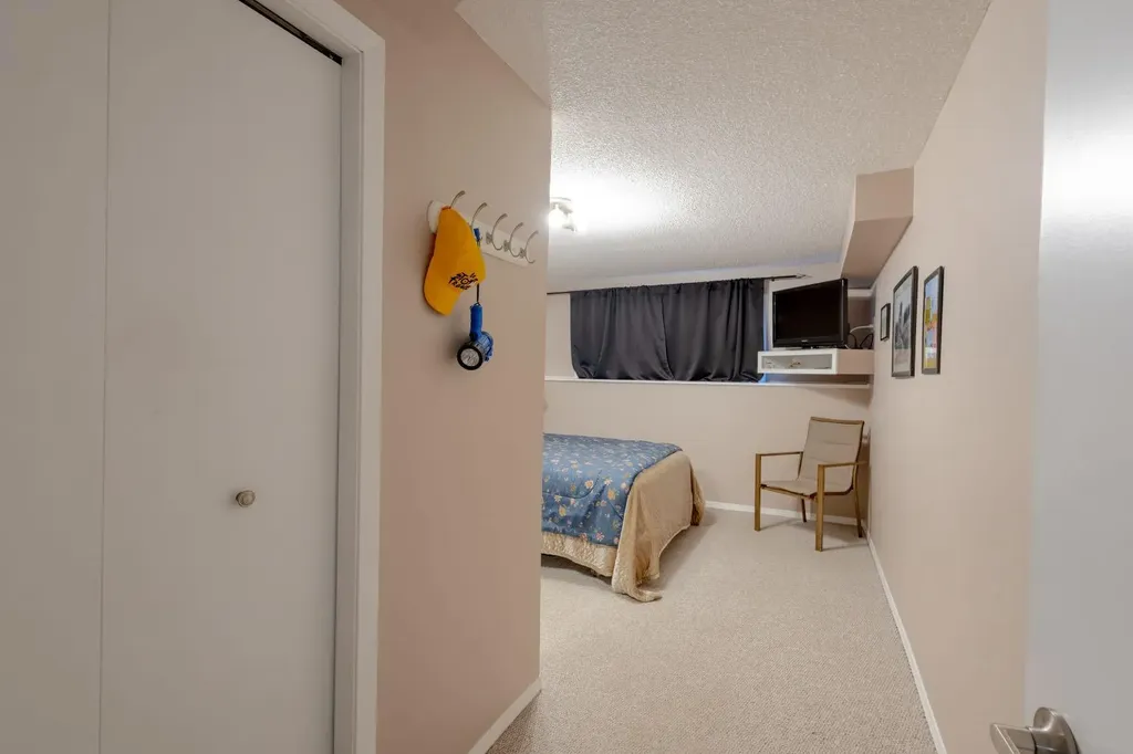 62 Berkley Close NW Calgary AB T3K1B3