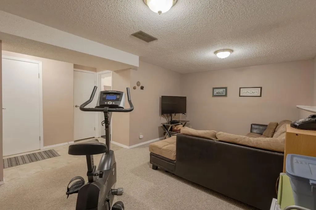 62 Berkley Close NW Calgary AB T3K1B3