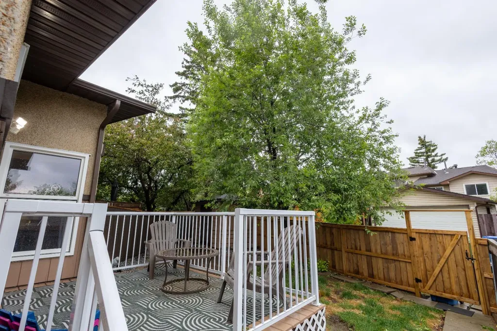 62 Berkley Close NW Calgary AB T3K1B3