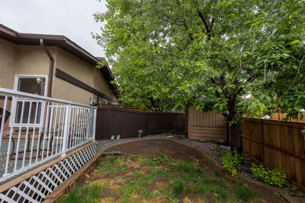 62 Berkley Close NW Calgary AB T3K1B3