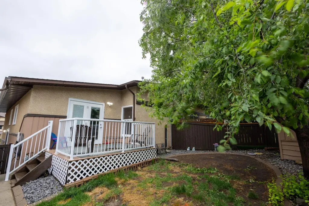 62 Berkley Close NW Calgary AB T3K1B3