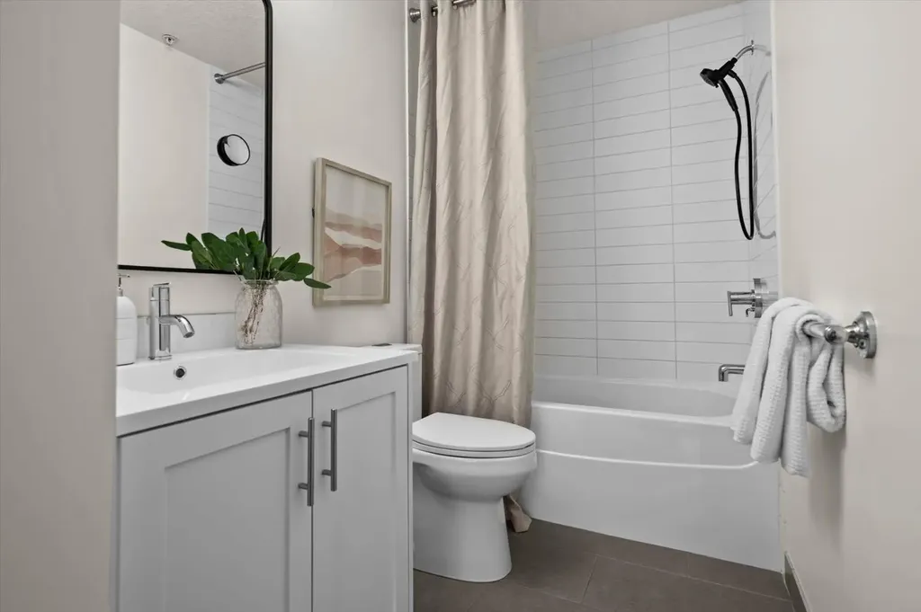 518 33 Street NW Calgary AB T2N 2W4