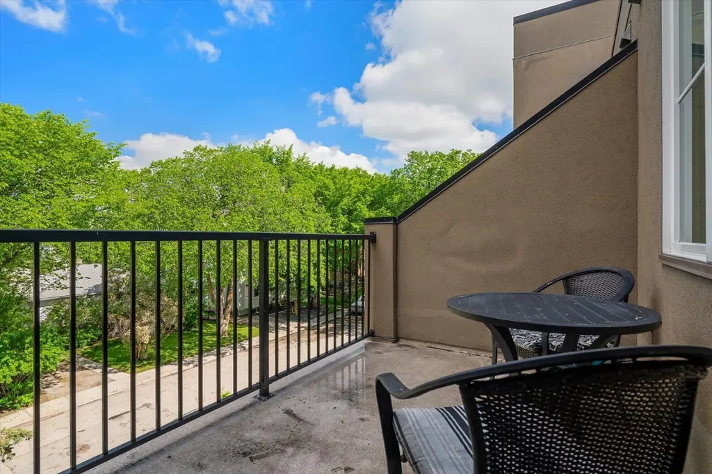 518 33 Street NW Calgary AB T2N 2W4