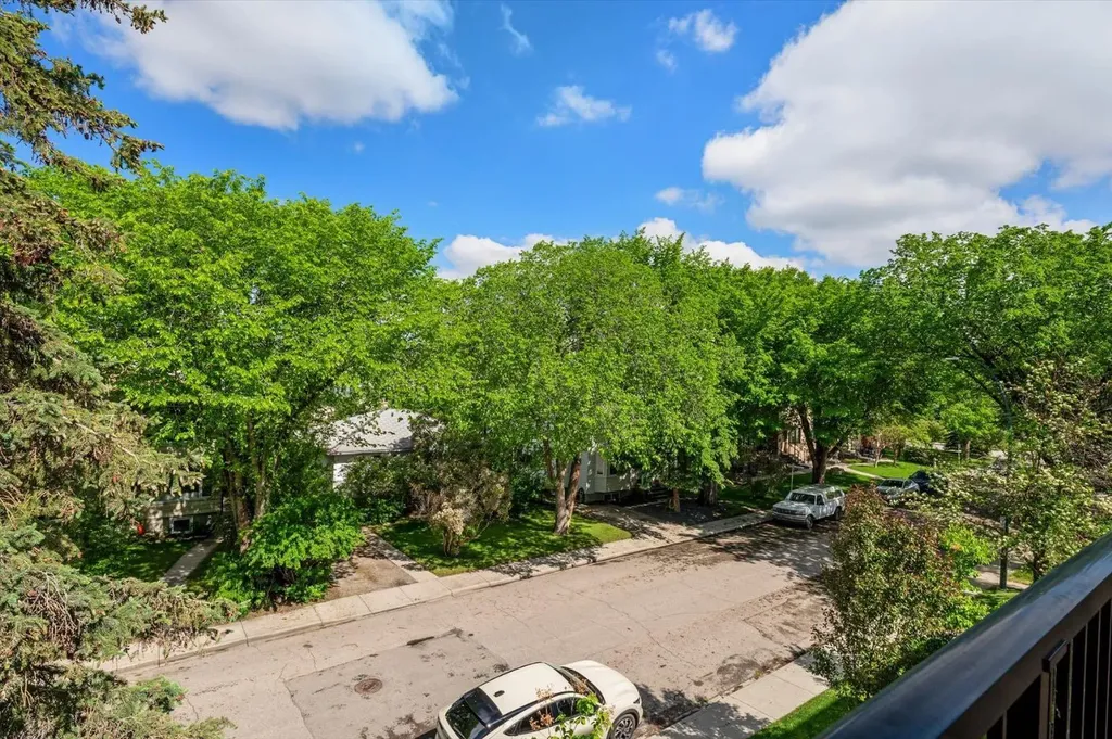 518 33 Street NW Calgary AB T2N 2W4