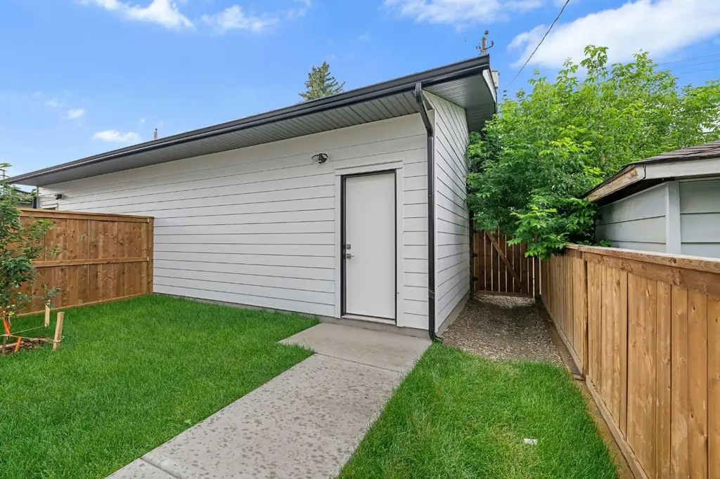 1417 41 Street SW Calgary AB T3C 1X7