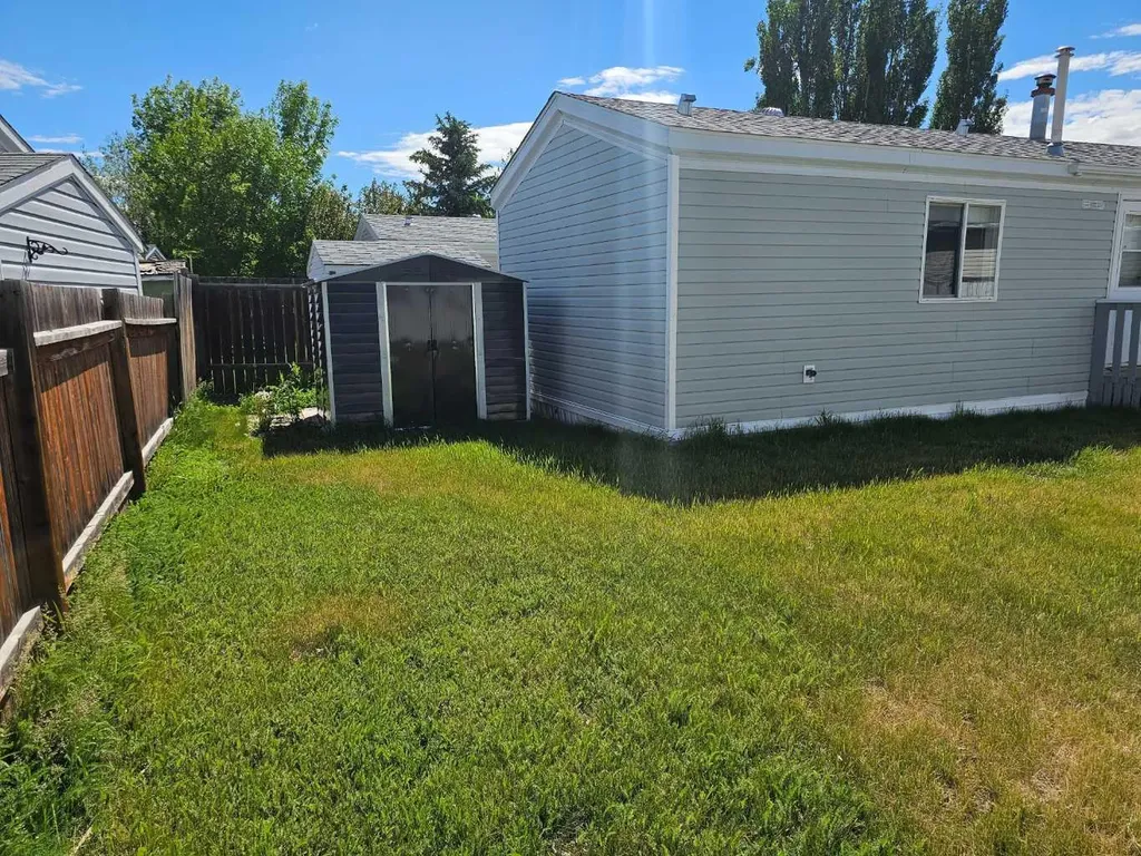 64 Westover Avenue Claresholm AB T0L 0T0