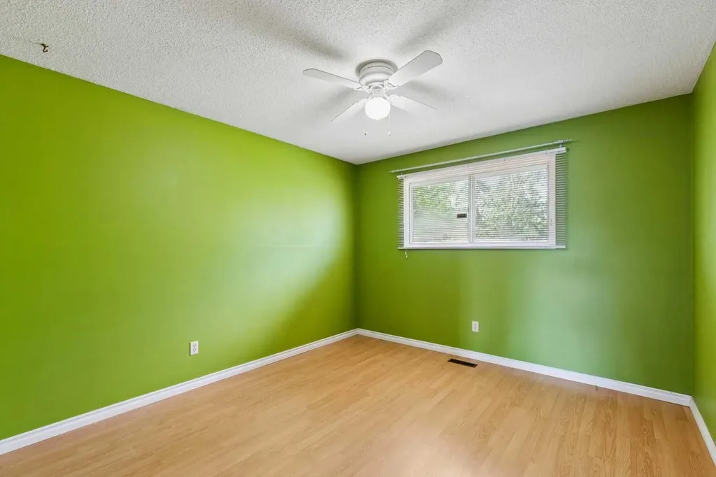 7833 Hunterquay Road NW Calgary AB T2K 4V1